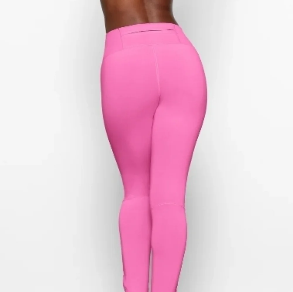Skims sport scuba leggins.